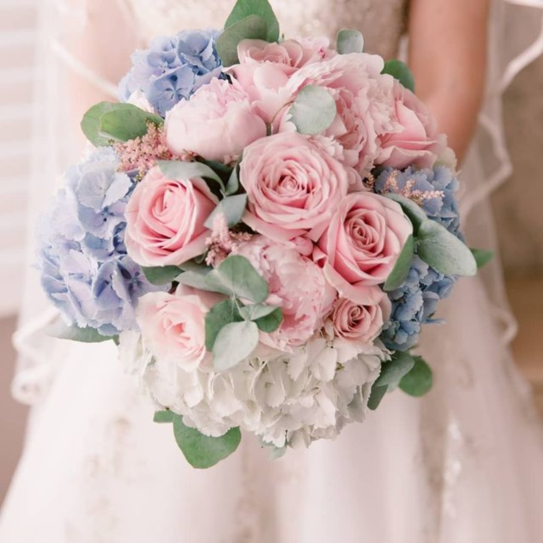 باقات زهور بوهيمية أنيقة بزهور الداليا باستخدام زهور الداليا إلى جانب نباتات الكينا 