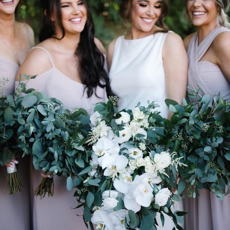 باقة عروس طويلة بنباتات الزينة الخضراء وأوراق الشجر