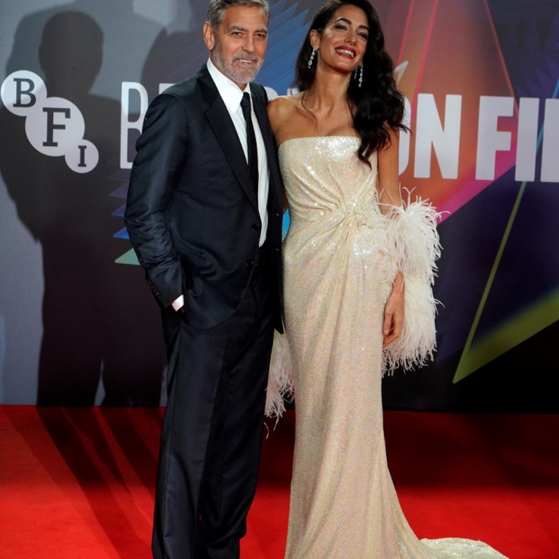 بدت أمل ساحرة بفستانها الأبيض الذي صممته خصيصاً لها دار 16Arlington