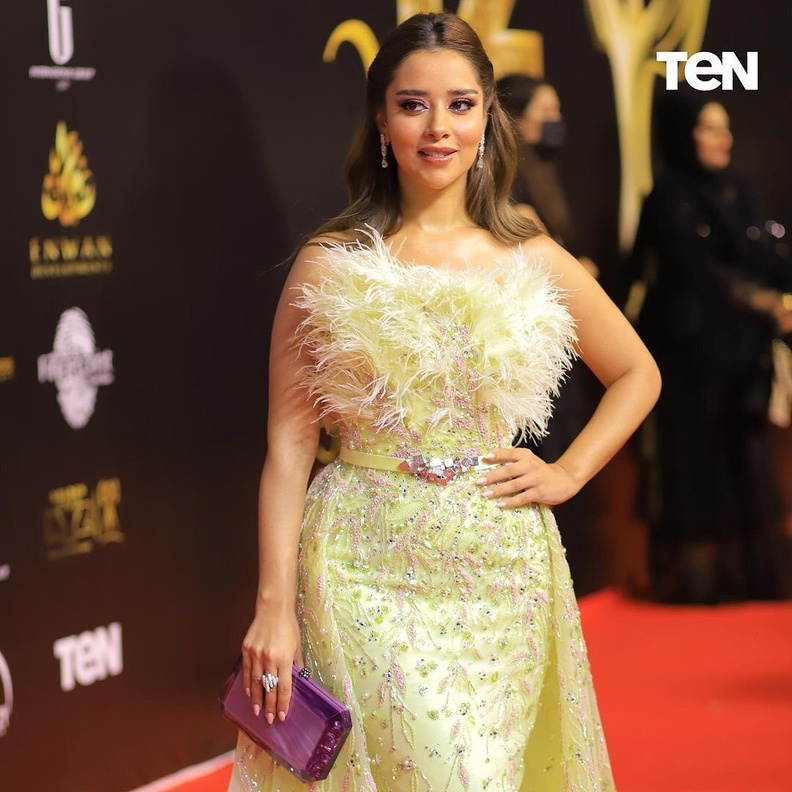 بلقيس بفستان مميز يزينه الريش- انستغرام الفنانة