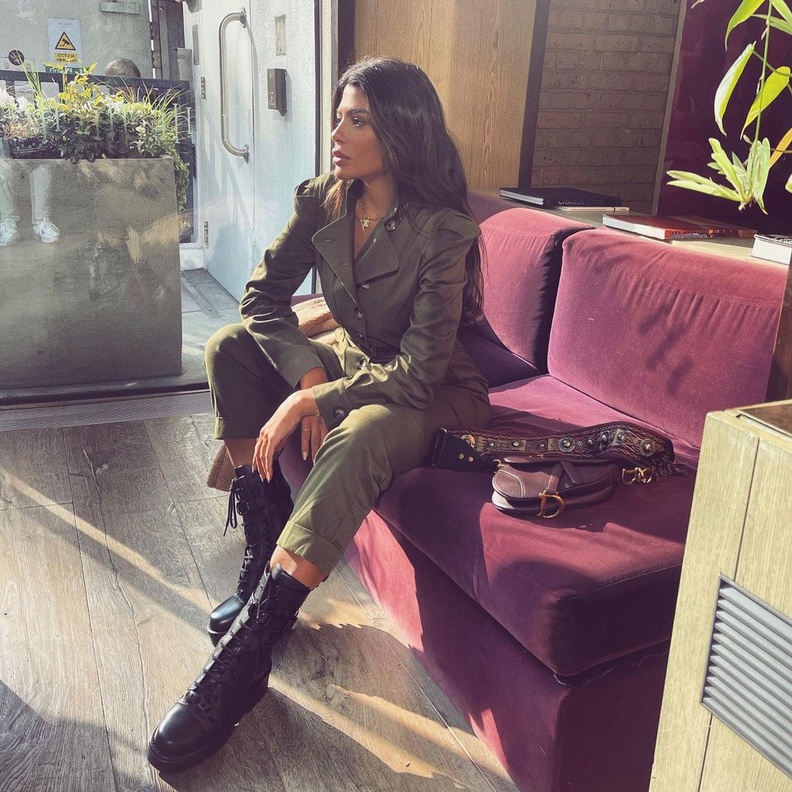 تألقت العنود البدر بالبدلة الأنيقة والعصرية باللون الزيتيّ إعتمدت معها صيحة تنسيق أحذية Combat Boots