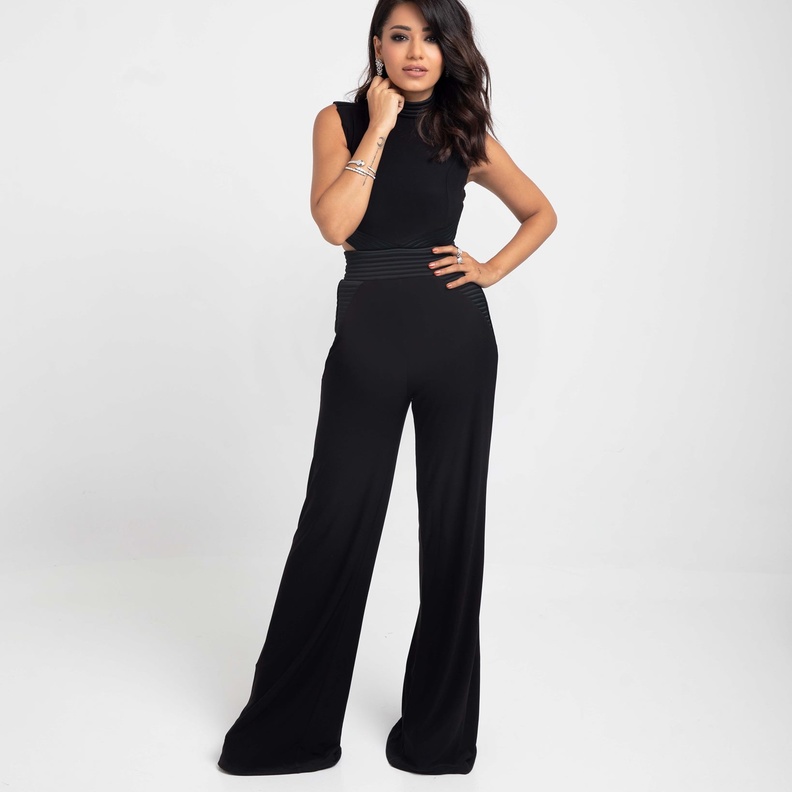 تألقت بالجمبسوت الأسود الذي تميّز بقصة الياقة العالية والأرجل الواسعة