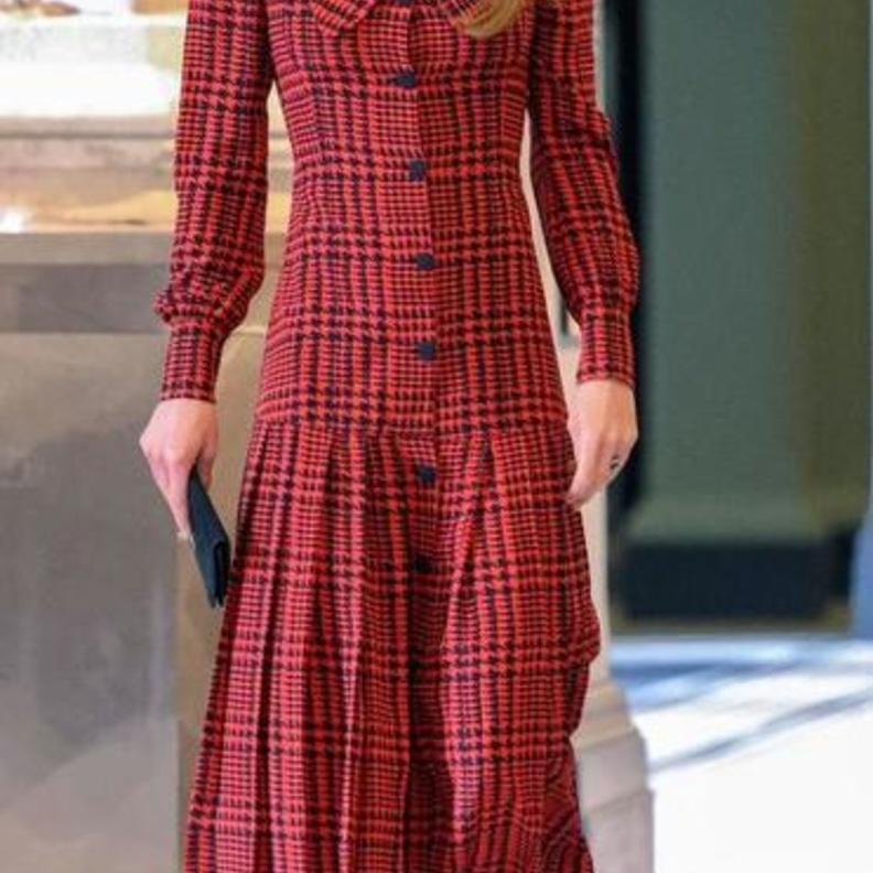 اطلالة ساحرة بالفستان التويد من تصميم دار Erdem والذي تميّز بقصة الكتف المنسدل