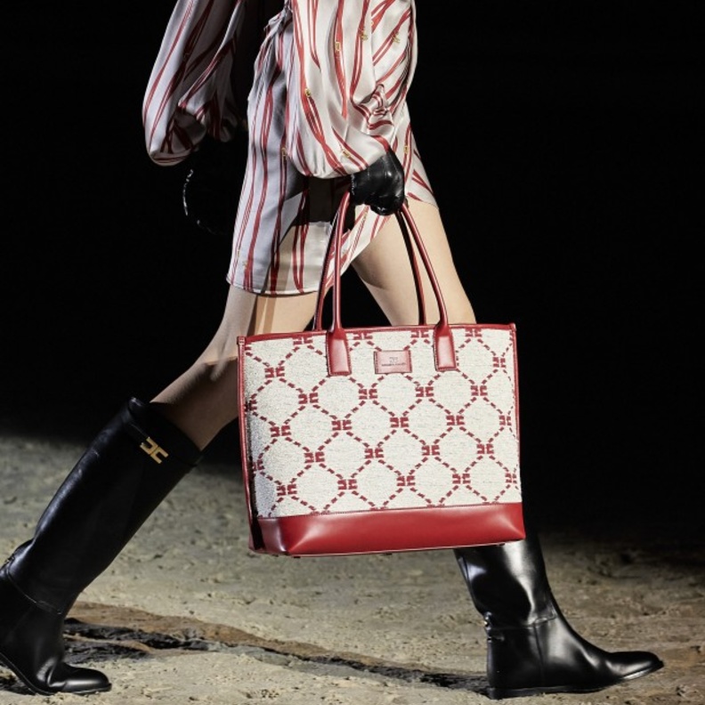 جيجي حديد تألقت في عرض Versace بلوك كامل باللون الأسود مع الحقيبة المونوغرام الحمراء