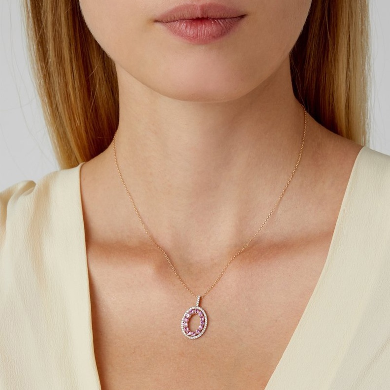 تألقي في أكتوبر بمجوهرات ياقوت وردي ناعمة