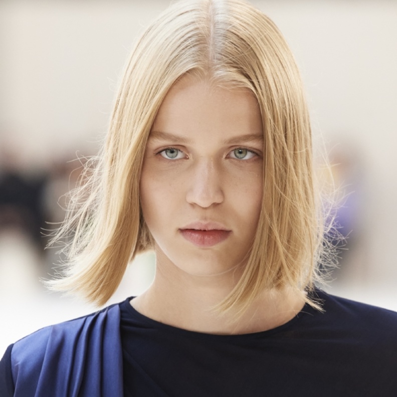 تسريحات شعر اشقر قصير وكاريه من دار Loewe