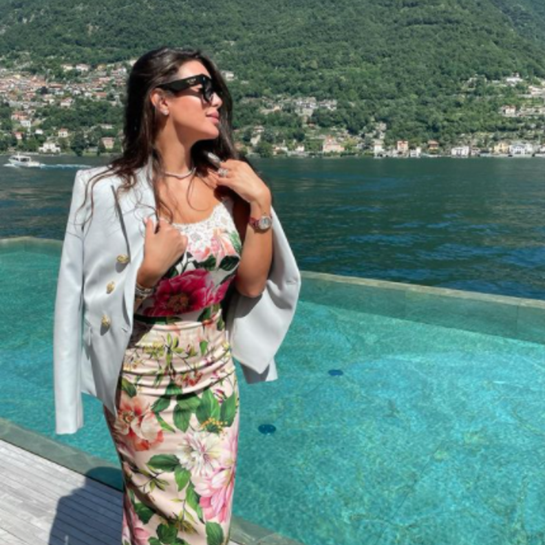 أفكار لاعتماد الأقمشة المعرقة من وحي اطلالات ياسمين صبري