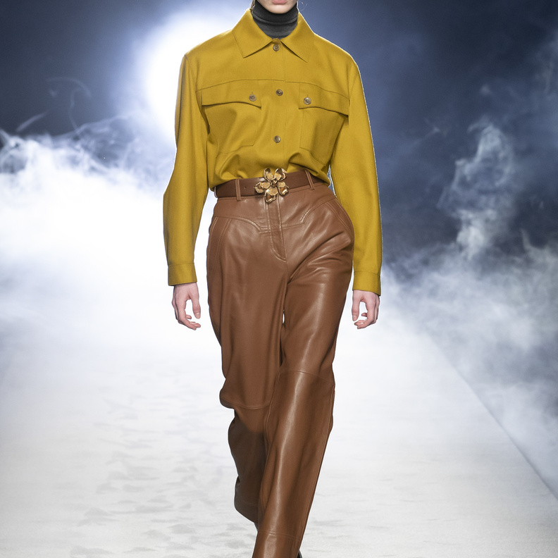 تنسيق البنطلون الجلد الواسع باللون البني من وحي دار Alberta Ferretti