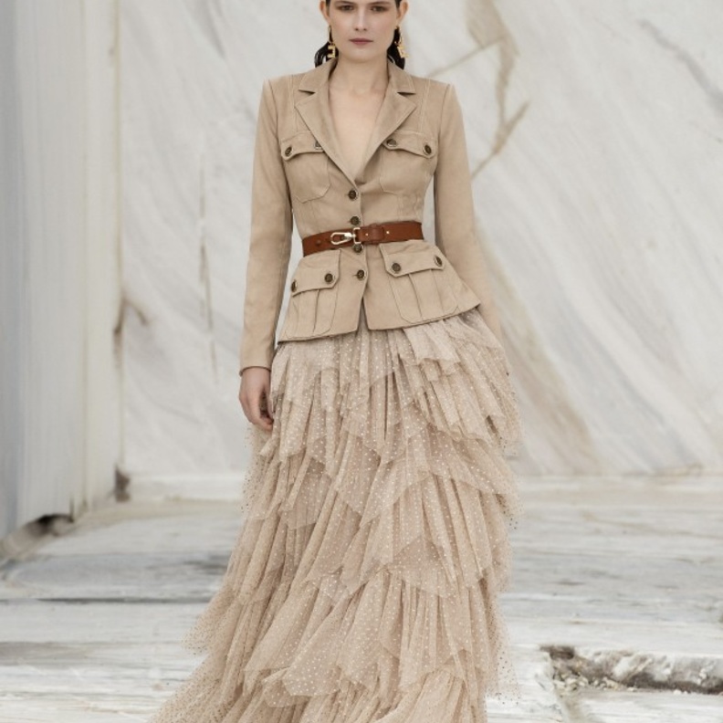 أزياء باللون الكاكي من منصات عروض موسم ربيع وصيف 2022
