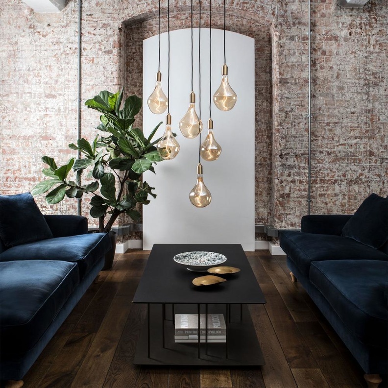 ثريا تنير غرفة المعيشة العصرية