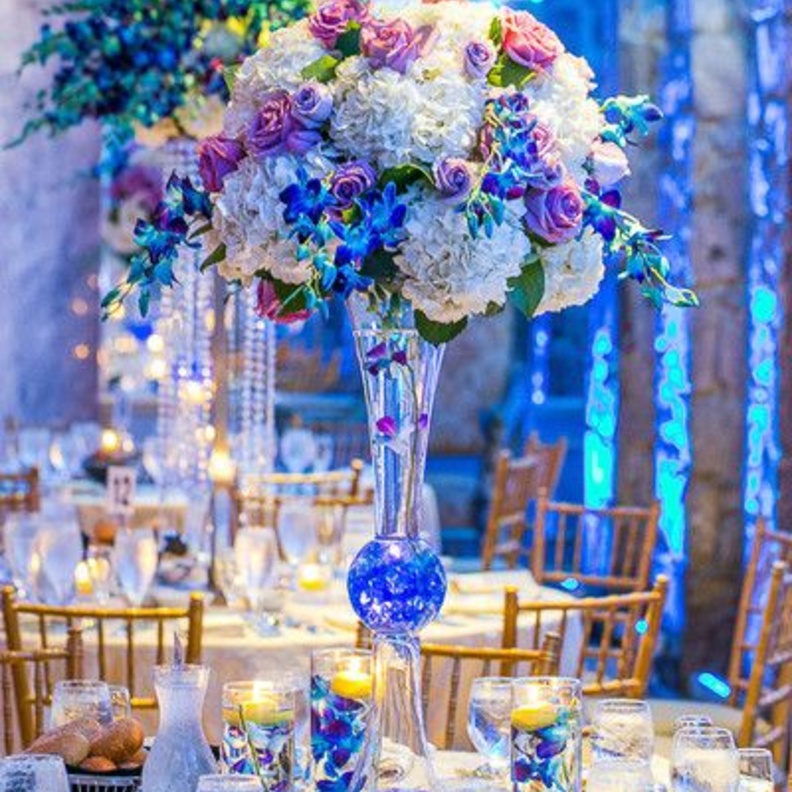 ثيم زفاف شتوي باللون الازرق والبنفسجي في ديكور طاولات الزفاف