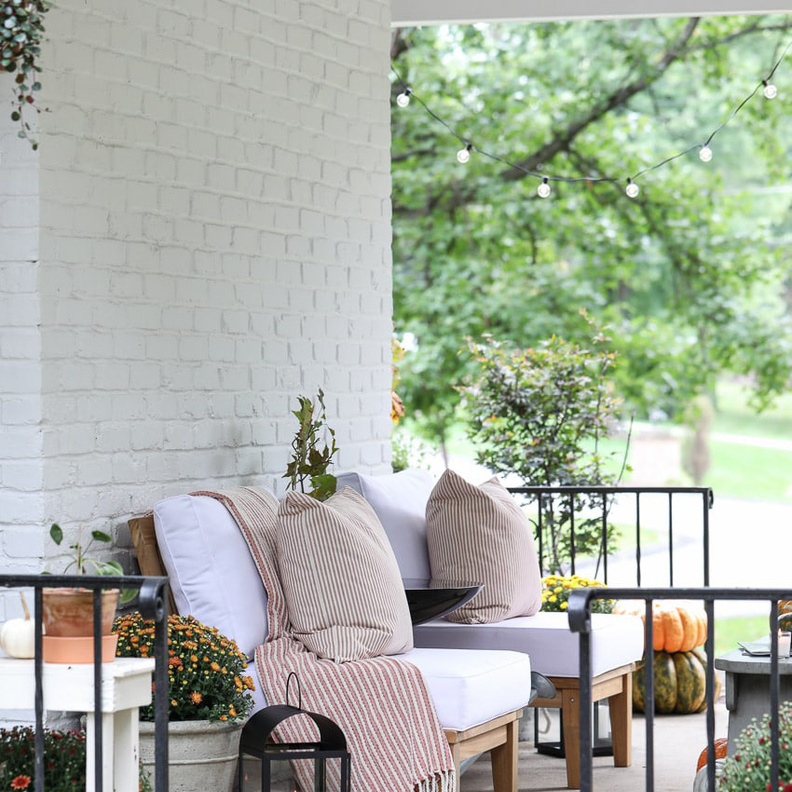 جلسات خارجية لديكور خريفي دافئ