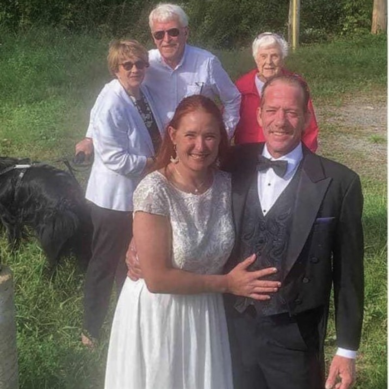 حفل زفاف على الحدود