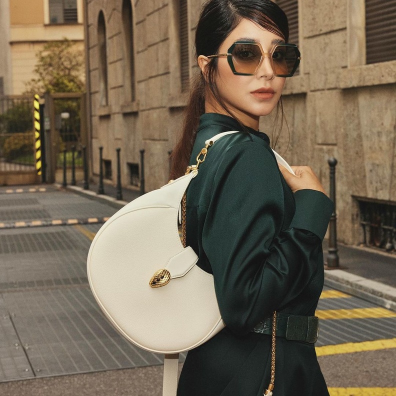 حقائب اسيل عمران ساحرة ودائرية باللون الابيض