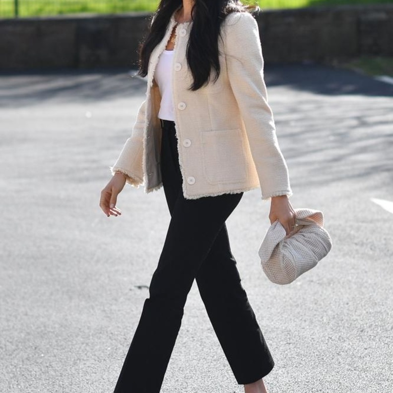 حقائب ميغان ماركل الفاخرة بالقماش البيج مع المسكة المعقودة من دار Rejina Pyo Nane