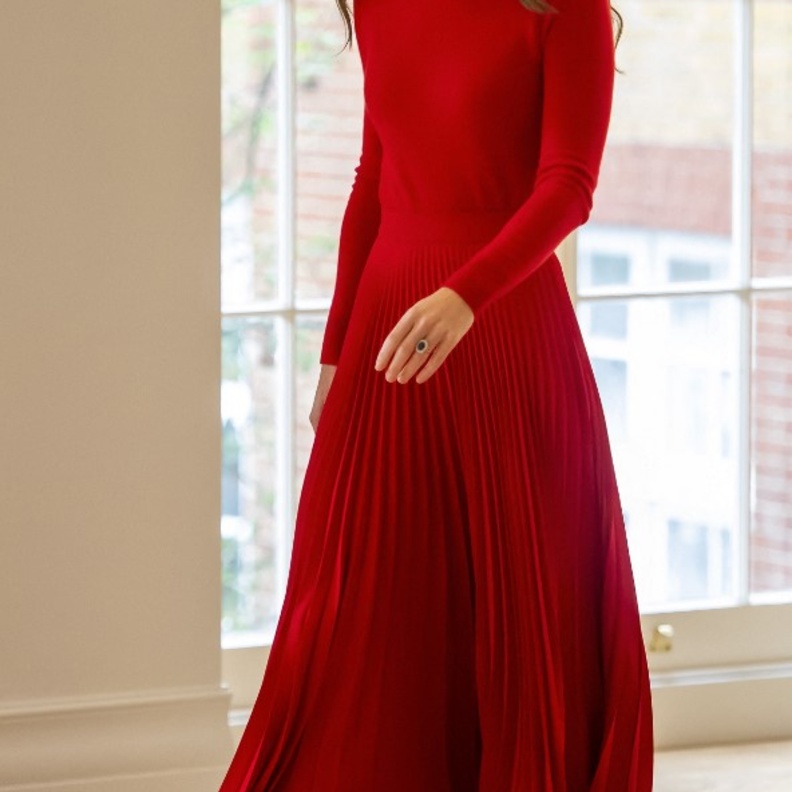 خطفت إطلالة كيت ميدلتون الأنظار بلوك خريفيّ باللون الأحمر