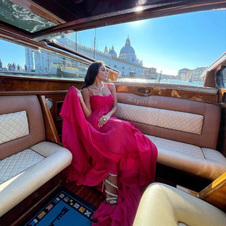 خطفت الأنظار بأناقتها واختيارها فستان السهرة المميز من توقيع دار Roberto Cavalli