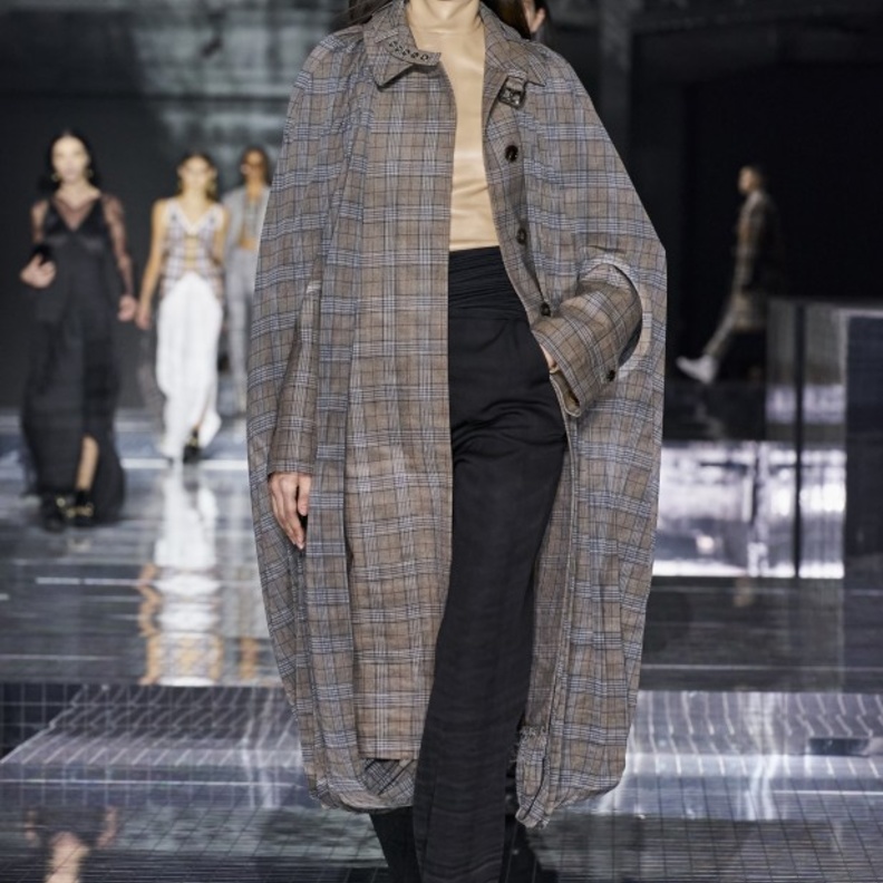 دار Burberry صممت الكاب الأنيق بنقشة المربعات مع البنطلون الأسود