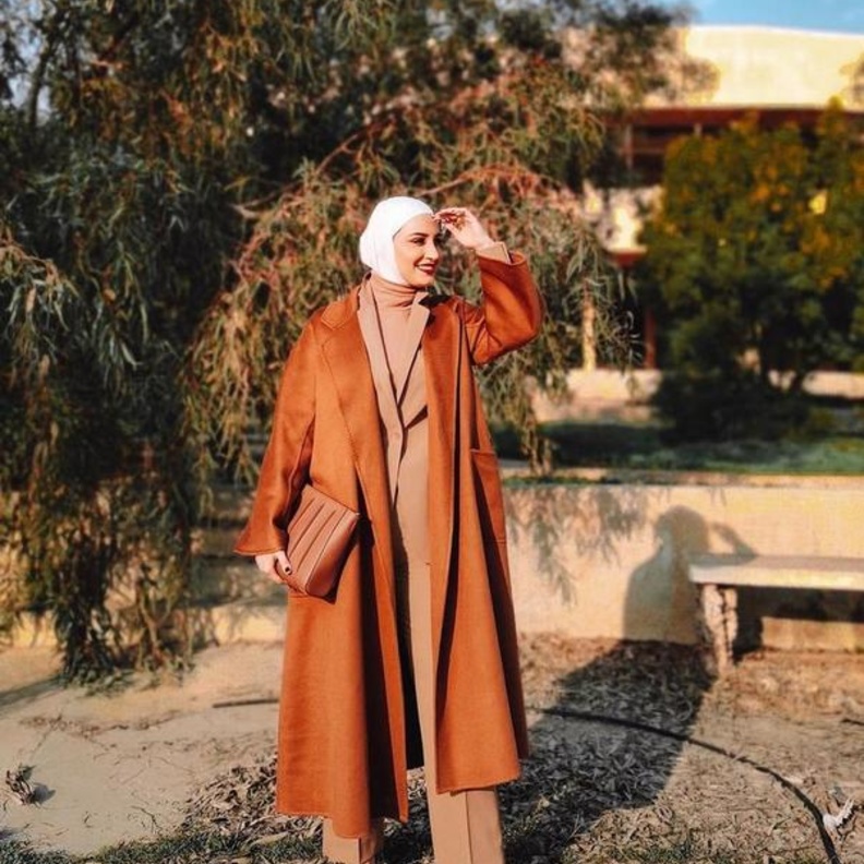 اطلالات خريفية باللون البني المتموج بأسلوب دلال الدوب