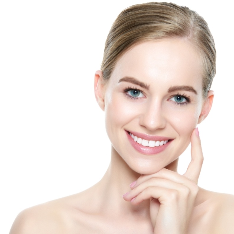 تبييض الأسنان طريقة بسيطة لتحسين مظهر الابتسامة وتقليل اصفرار الأسنان