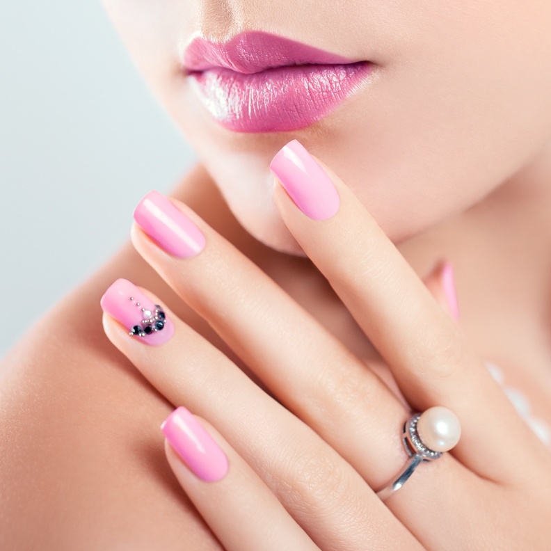 رسومات مناكير وردي للعروس مع الستراس لشهر التوعية بسرطان الثدي