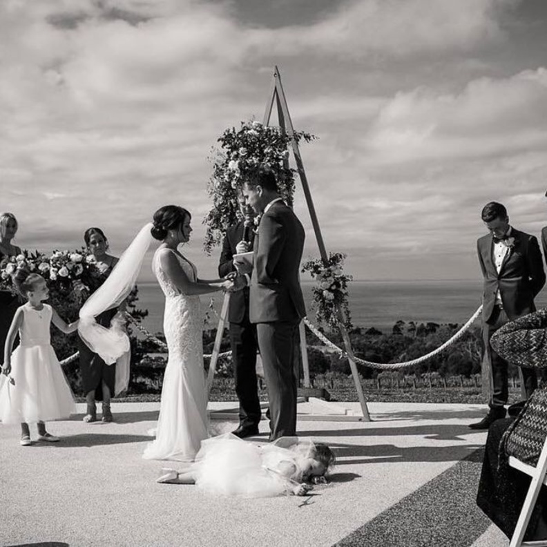 صديق العريس وافق على القيام بدور المصور