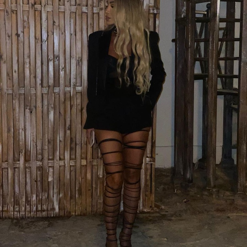 صور اطلالات مايا دياب بموضة الشورت مع الصندل العصري والمترابط