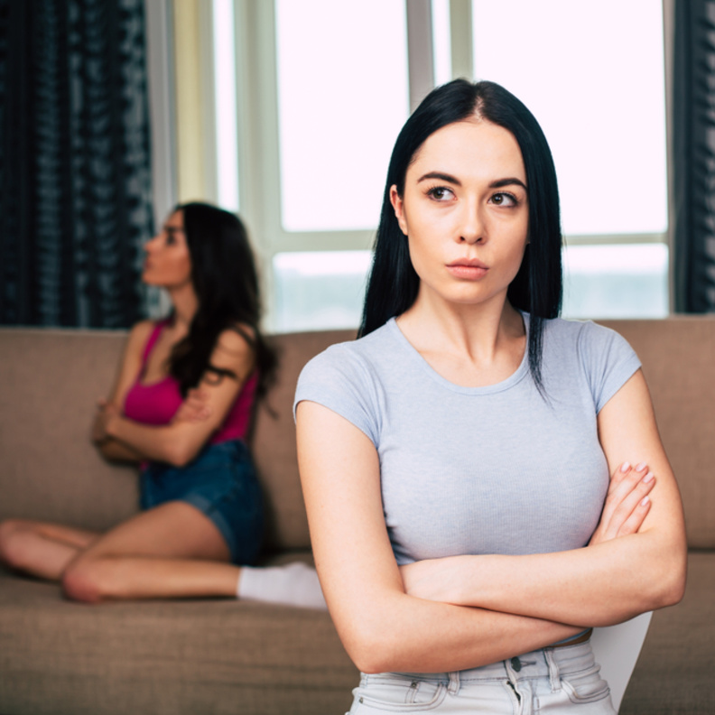 كيف اتعامل مع صديقتي التي تتجاهلني
