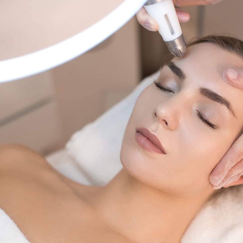 كيف يمكن علاج التصبغات الجلدية بالليزر وأهم نتائجه