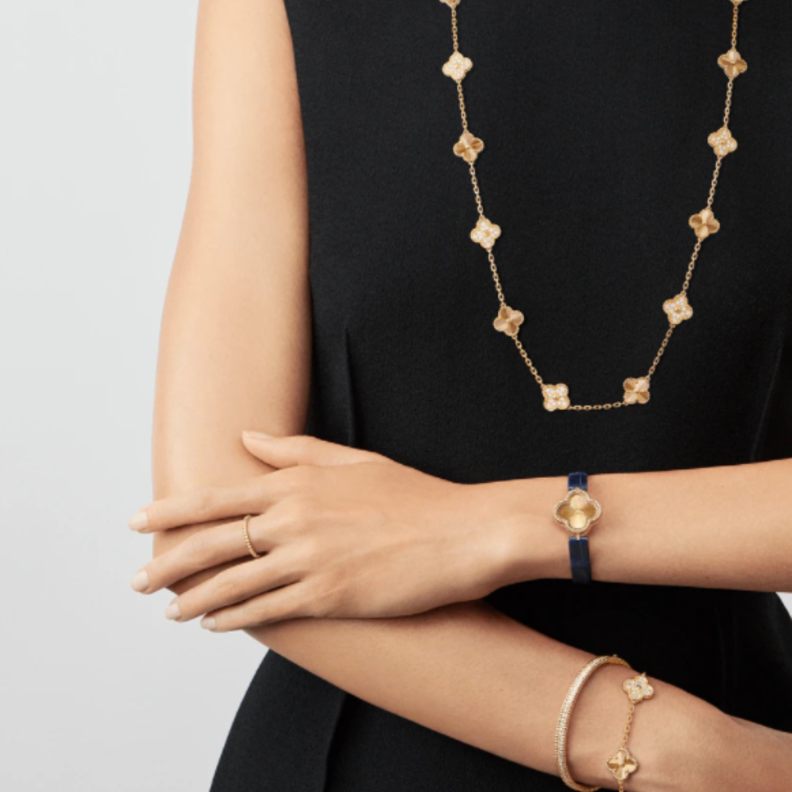 ساعات نسائية باللون الأزرق لسهرات الخريف والشتاء