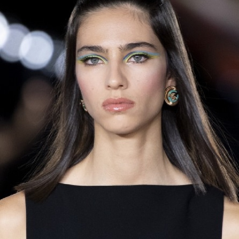 صيحات مكياج مميزة وملونة بظلال قوية من وحي دار Versace