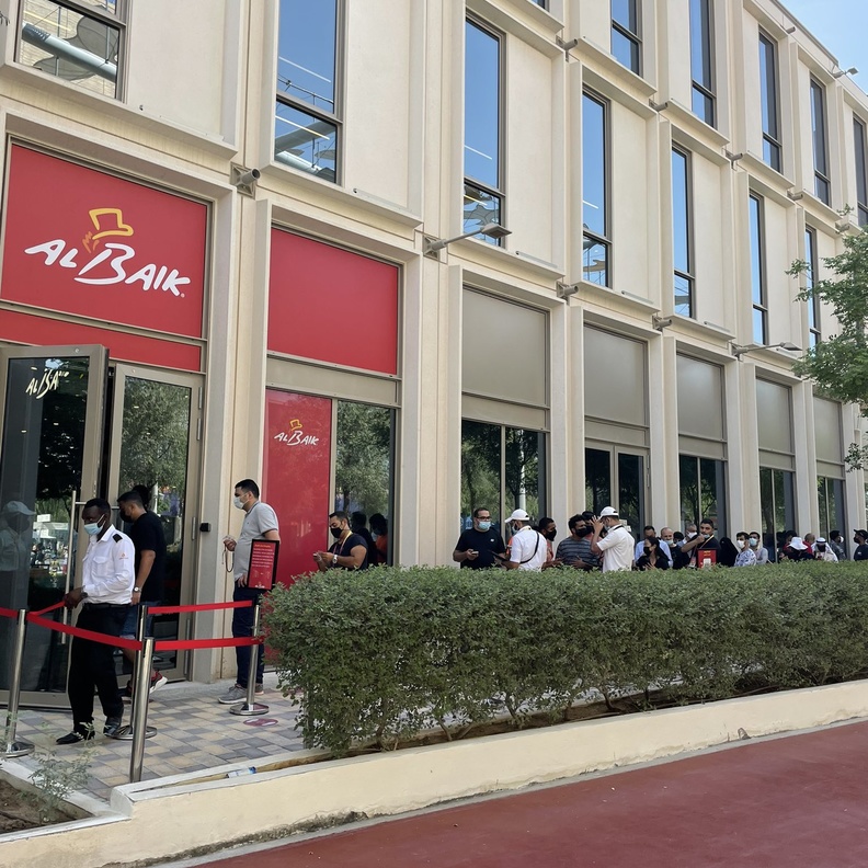 طابور مطعم البيك - المصدر البيك 