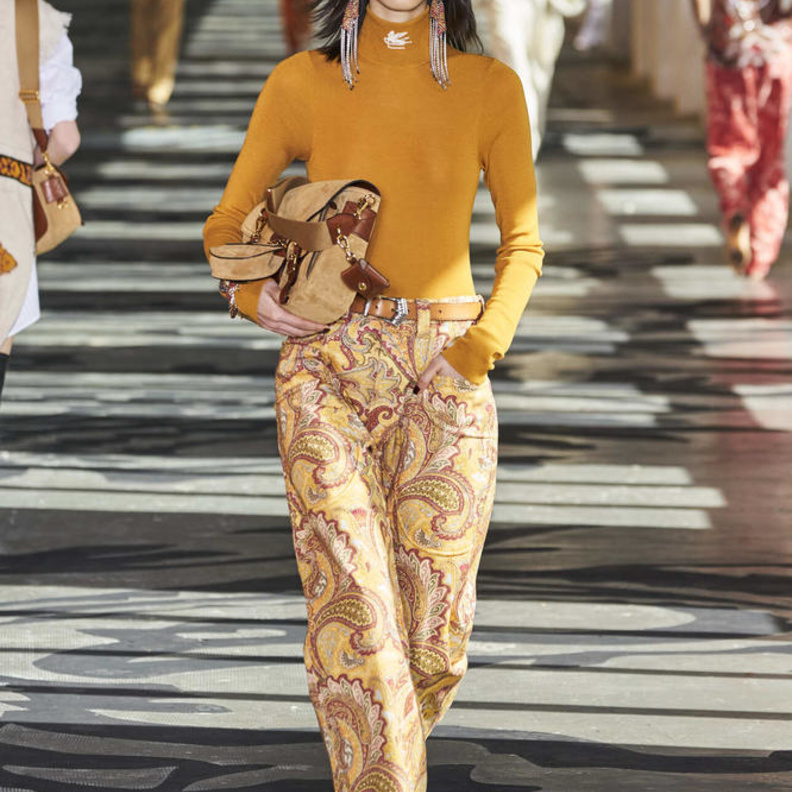 طرق ارتداء وتنسيق اللون المرجاني مع القماش الجلدي من دار Drome