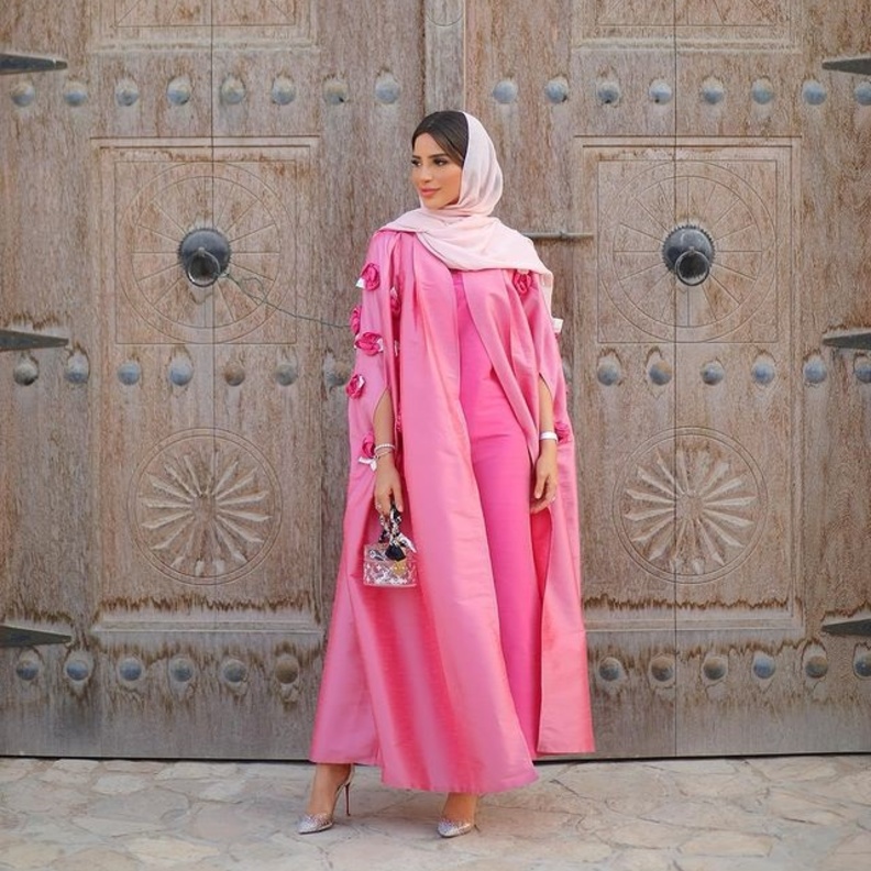 عبايات باللون الزهري انستقرام @fatimahoussam