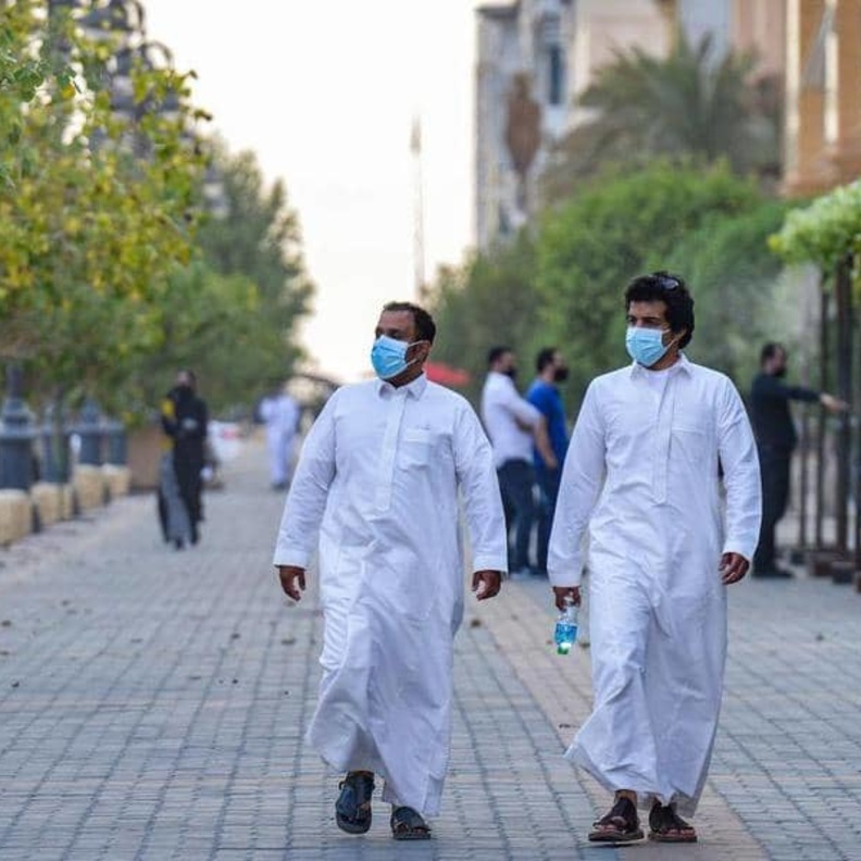 عدم الإلزام بارتداء الكمامة في الأماكن المفتوحة