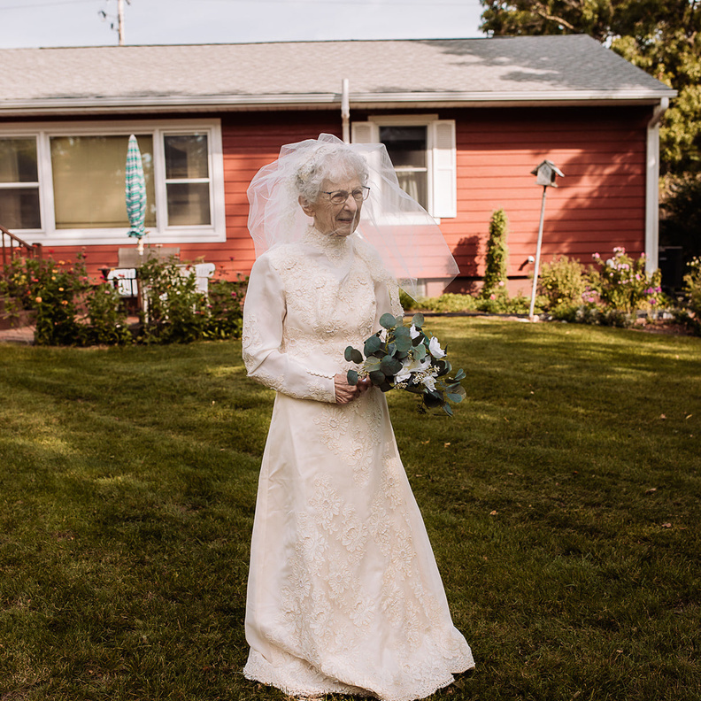 عروسان في التسعين يقيمان حفل زفافهما بعد 77 عام من زواجهما