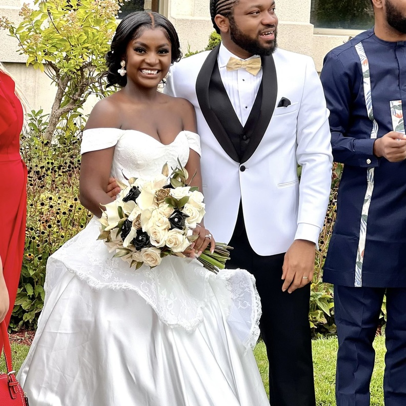 عريس يبكي متأثرا بهدية زوجته