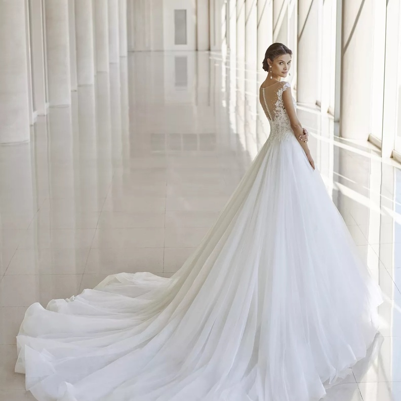 فساتين زفاف من أسبوع الموضة العرائسي بصيحة الحورية@rosaclara