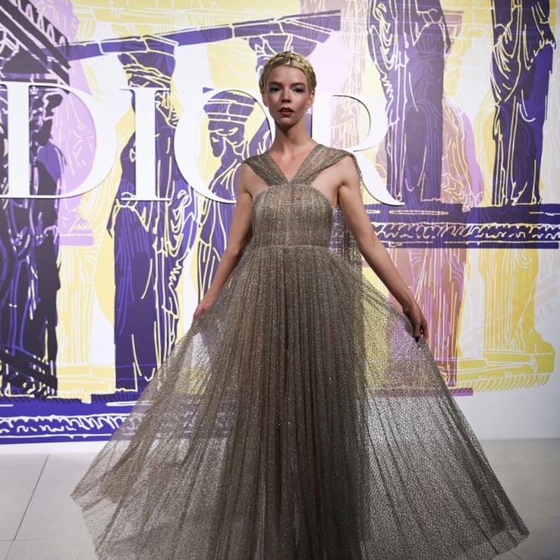 فستان مستوحى من الآلهة الإغريقية بقماش متلألئ  تألقت به في عرض Dior Cruise 2022