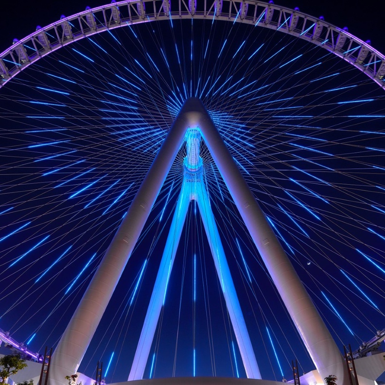 لقطة مبهرة لعين دبي في الليل - المصدر وكالة الأنباء الإماراتية