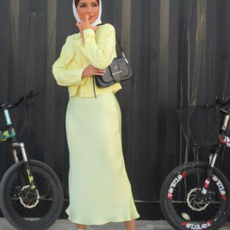 أزياء باللون الأصفر للصبايا المحجبات لاطلالة منعشة في خريف 2021