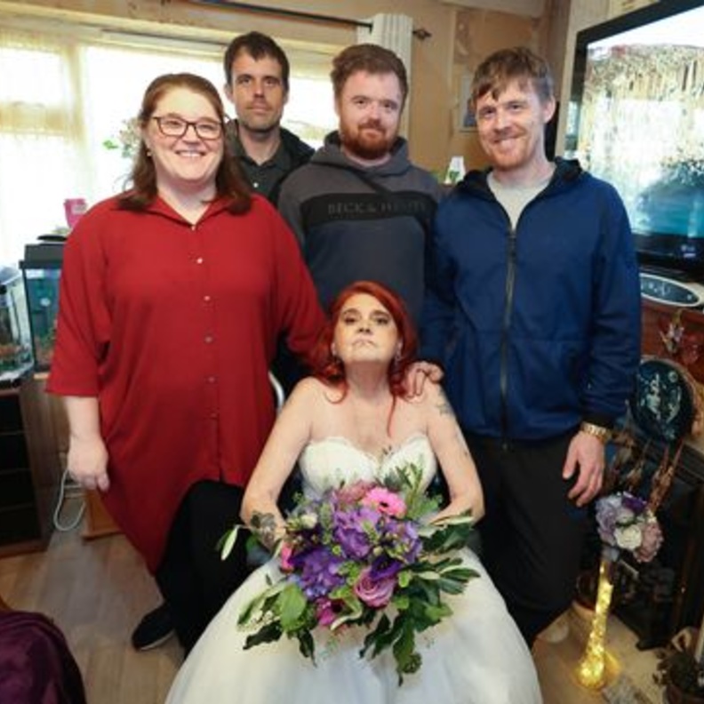 متطوعون ينظمون حفل زفاف لعروس في المستشفى