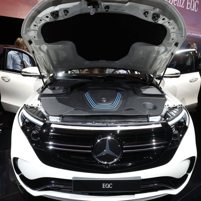 مرسيدس بنز تتجه إلى البطاريات الأقل كلفة في سياراتها الكهربائية