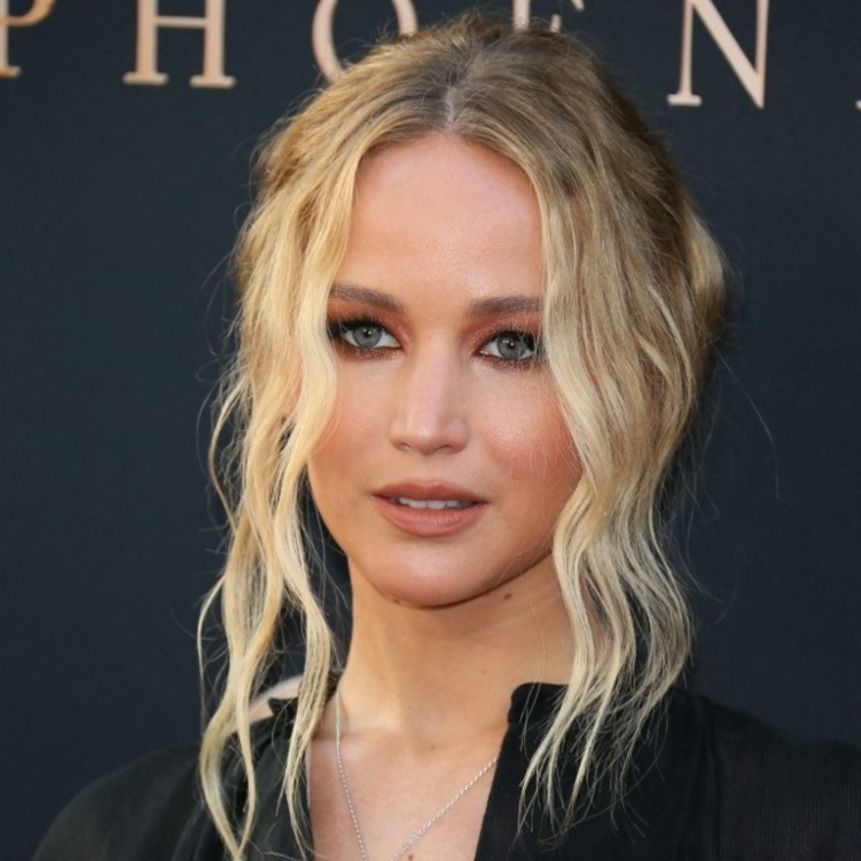 مكياج برونزي هادئ مع الايلاينر بأسلوب Jennifer Lawrence