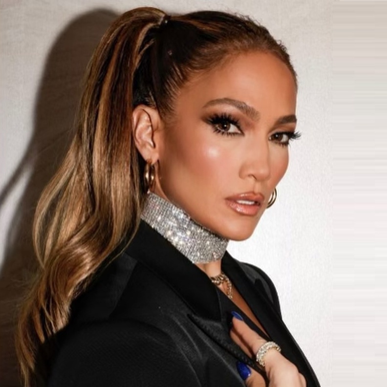 رسمات مكياج خريفي داكن مستوحى من النجمة جينيفر لوبيز