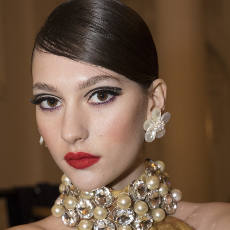 مكياج عيون ساحر مع الآيلاينر العصري من دار Paul Costelloe