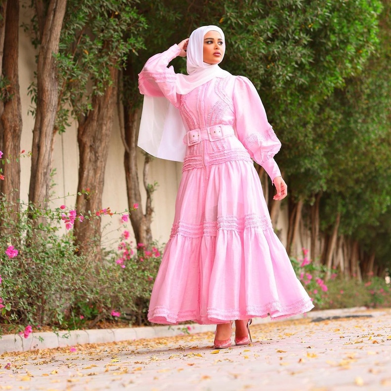 ملابس محجبات باللون الوردي لدعم حملة سرطان الثدي