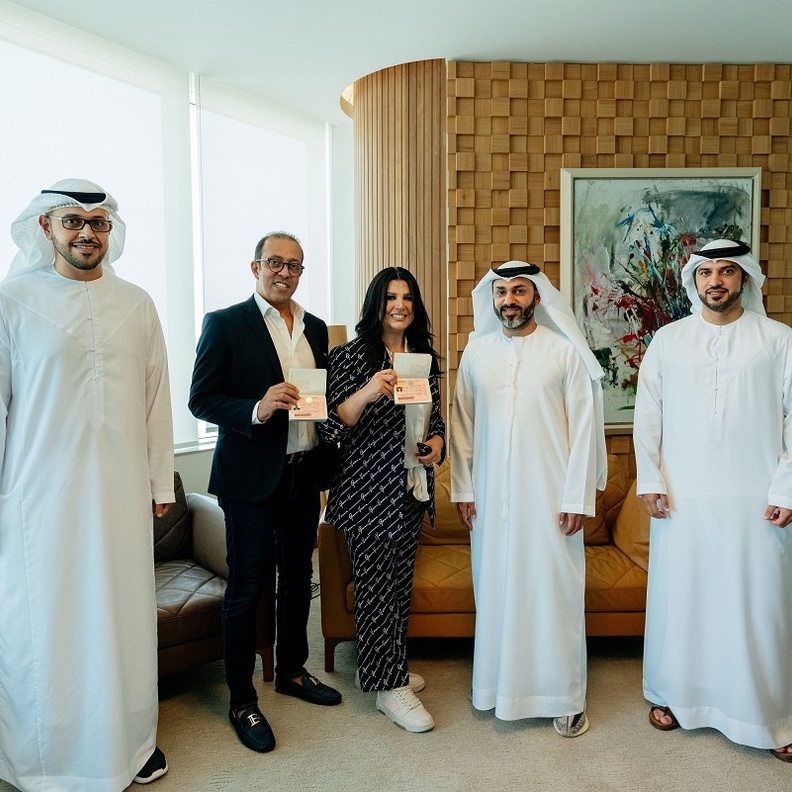أبوظبي تمنح الإقامة الذهبية للإعلامية المصرية منى الشاذلي