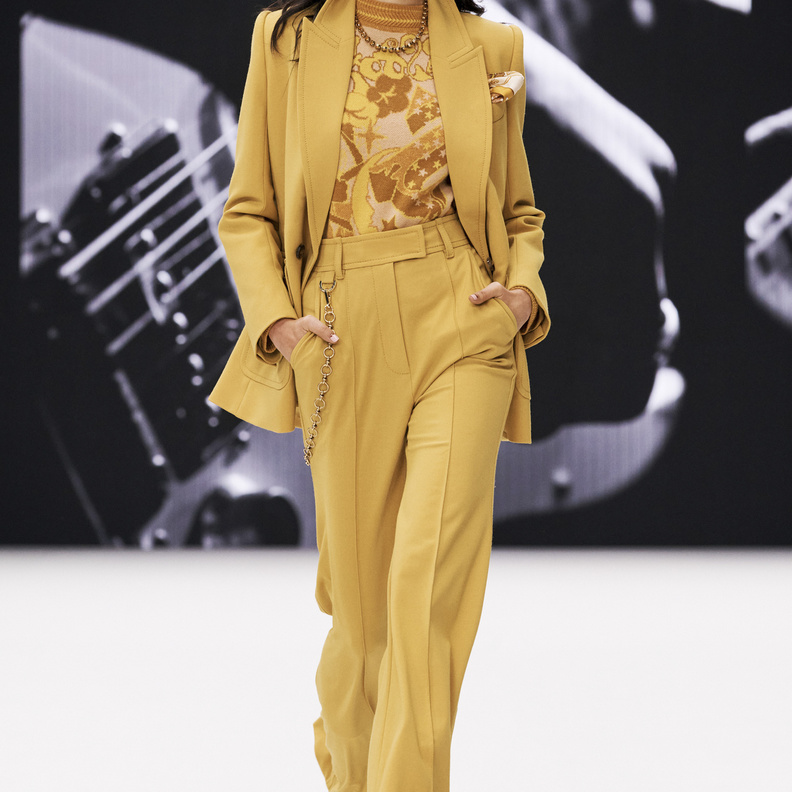 أجمل موديلات بدلات رسمية ملونة لاطلالات خريف 2021