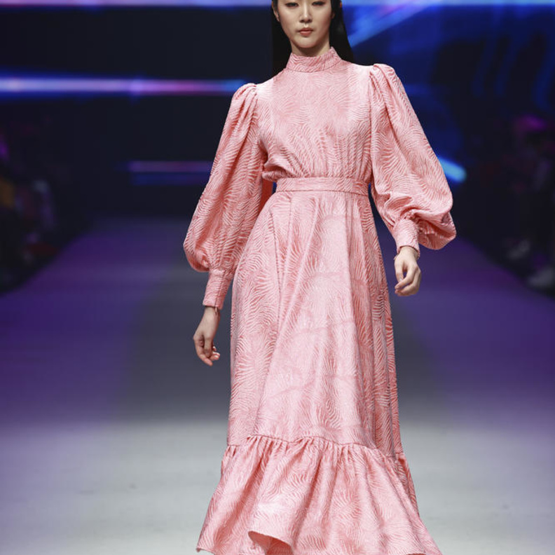 موضة اللون الزهري الفاتح بأسلوب دار Bmuette